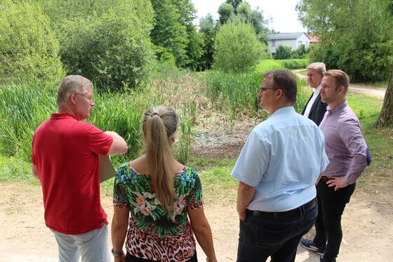 Der Bundestagsabgeordnete Andreas Schwarz im vergangenen Sommer am Eichelsee mit Vertreter:innen der Stadt Bamberg