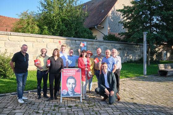 Gruppenfoto am Dorfplatz von Langensendelbach u.a. mit Gerlinde Kraus, Bettina Drummer und Richard Schmidt